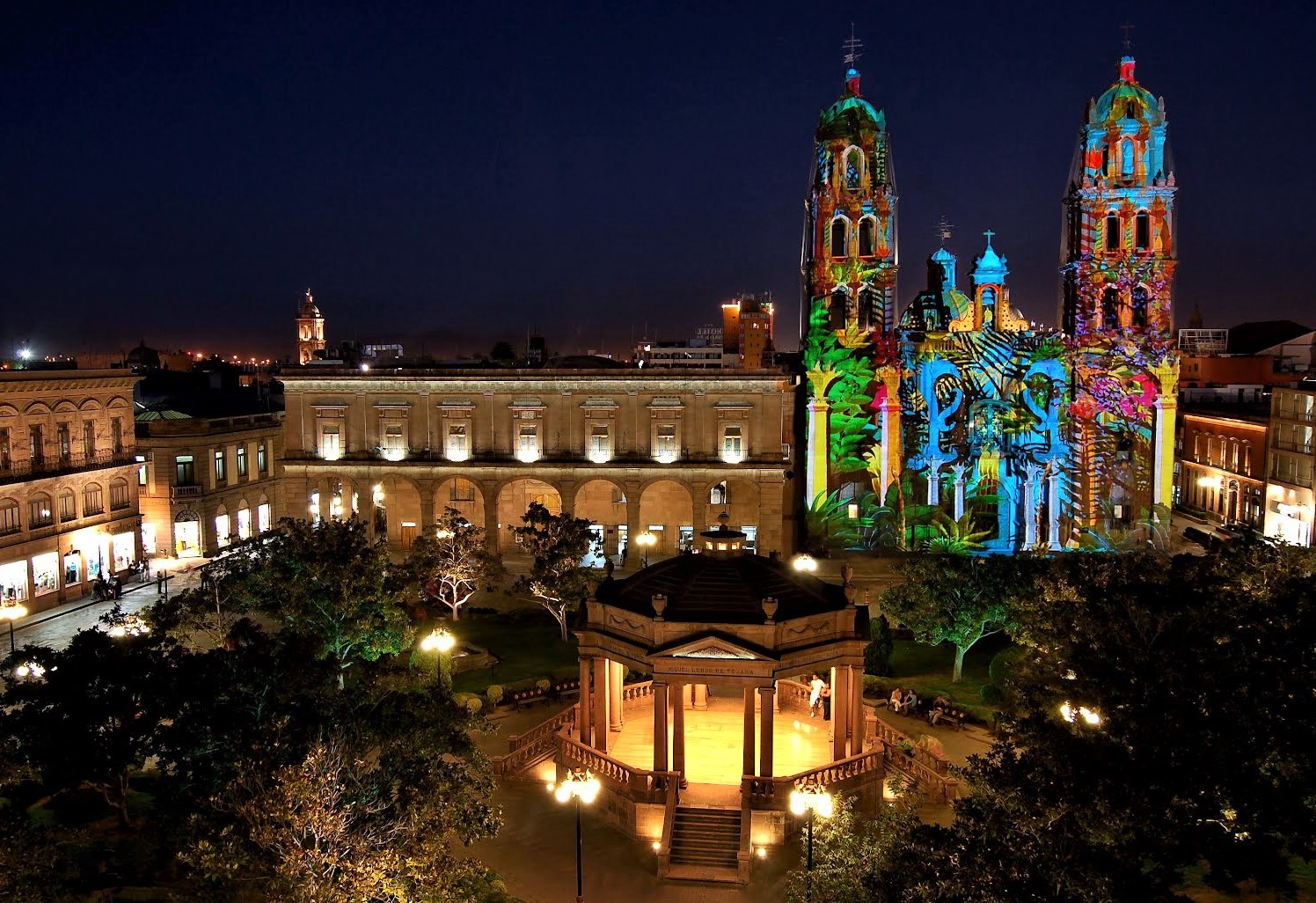 Plaza de Armas *, un excelente atractivo para el turismo nacional e interna...