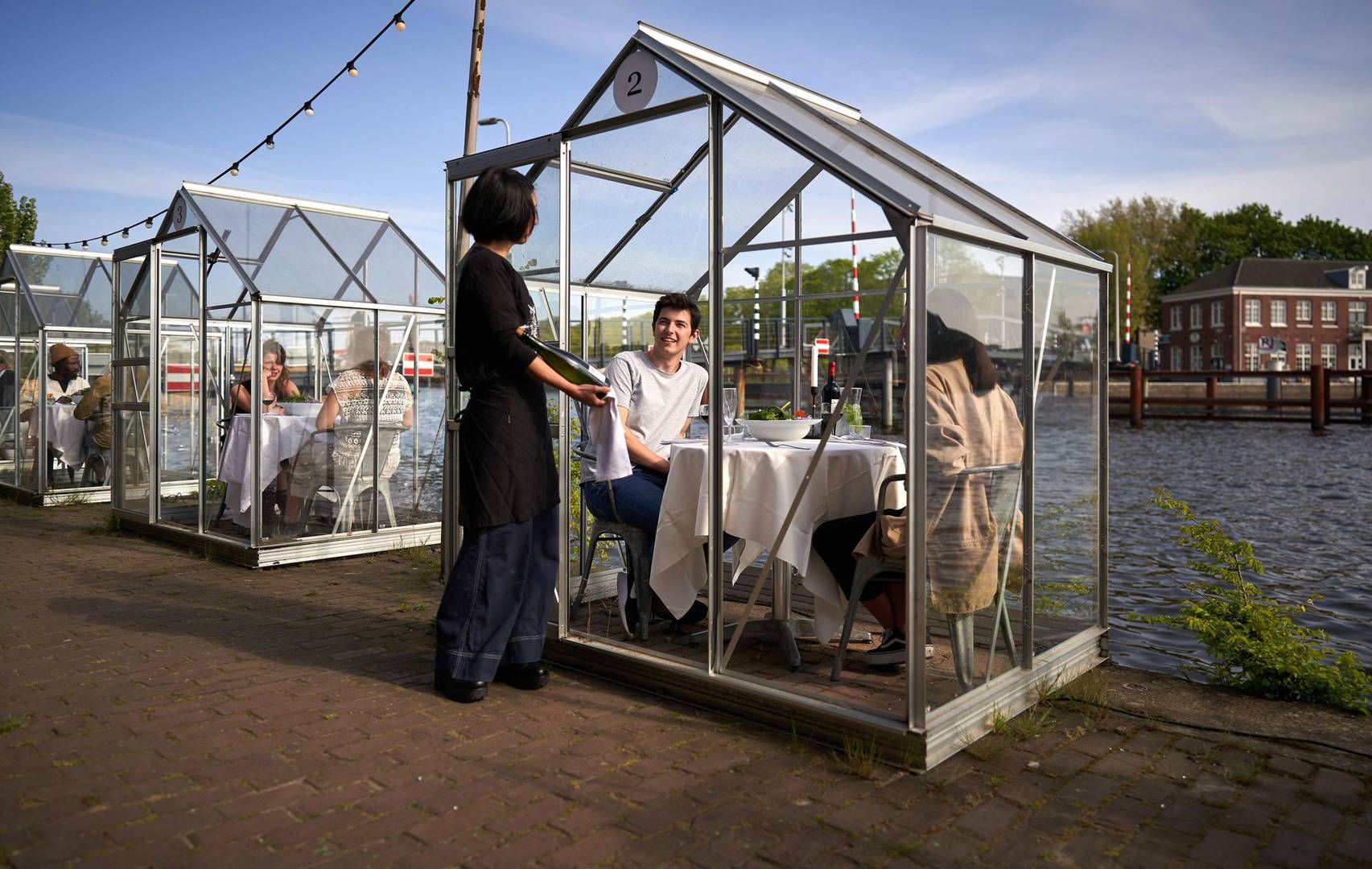 Restaurantes en Ámsterdam imponen distanciamiento social