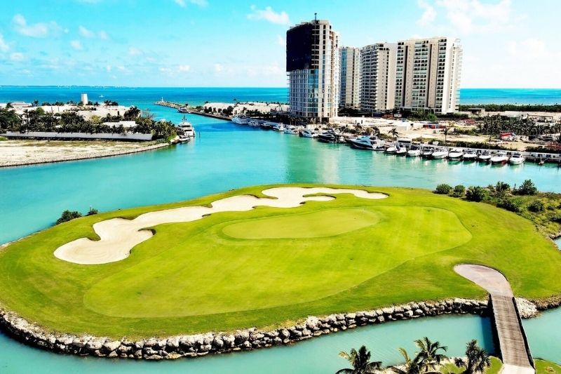 Ve al golf con Renaissance Cancún Resort