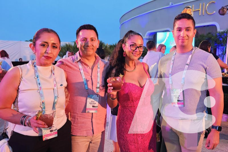 Elías Gamboa y participantes en Vive MICE